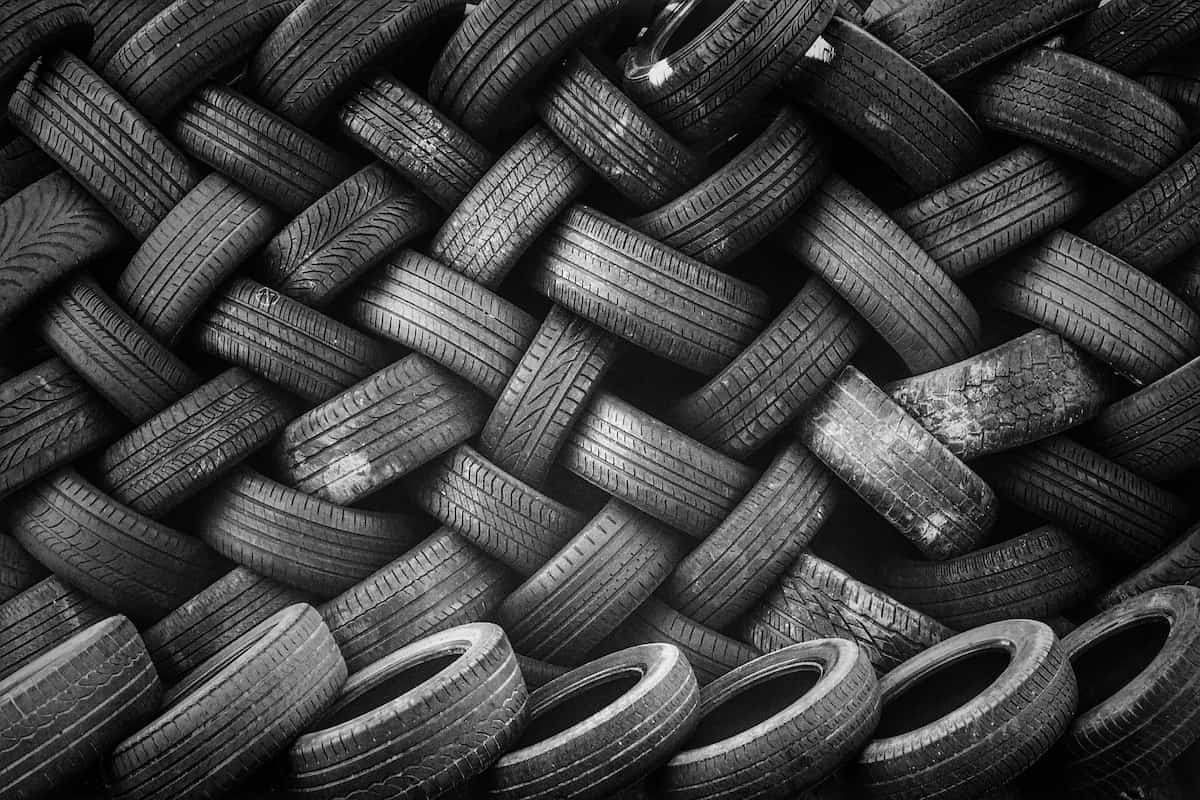 Anvelope de la diversi producatori stivuite